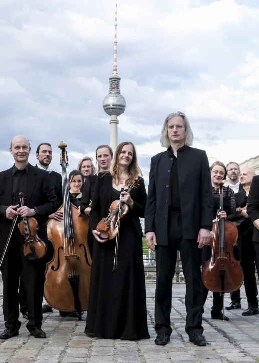 Das Berliner Orchester mit dem Fernsehturm im Hintergrund