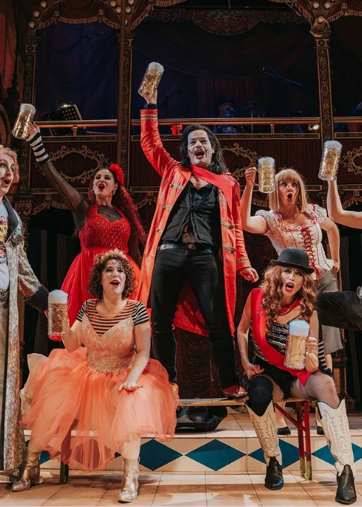 Eine gruppe Schauspieler feiert ausgelassen im Renaissance Theater Berlin 2025