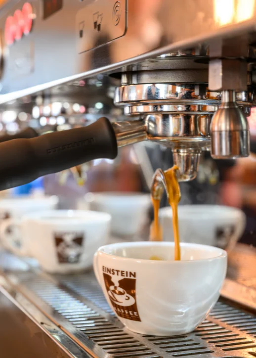 Im Das Einstein-Mommseneck brüht eine Kaffeemaschine aromatischen Kaffee.