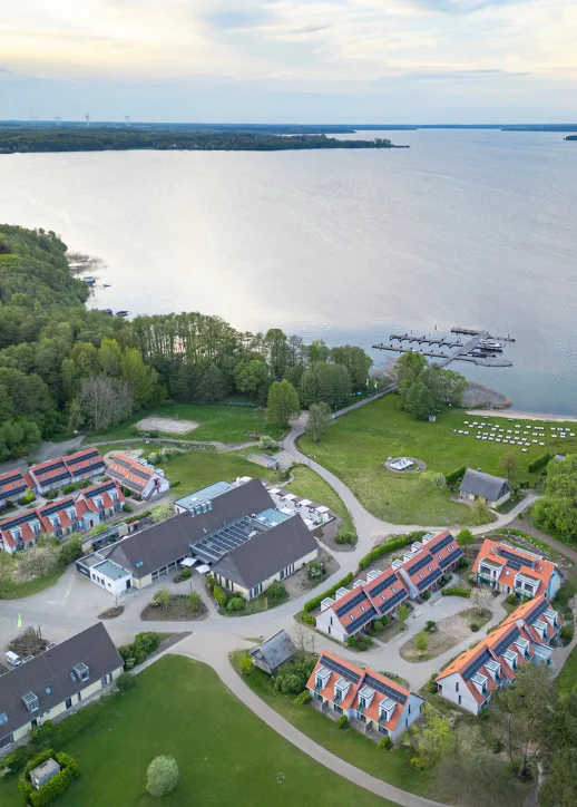 Luftaufnahme eines großen Gebäudes mit Dach am Beech Plauer See.