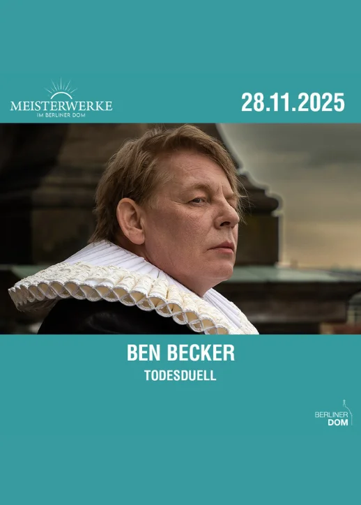 Ben Beckker, der Mann hinter der Maske, zeigt seine Maske und blickt ernst in die Kamera, umgeben von einem schlichten Hintergrund.