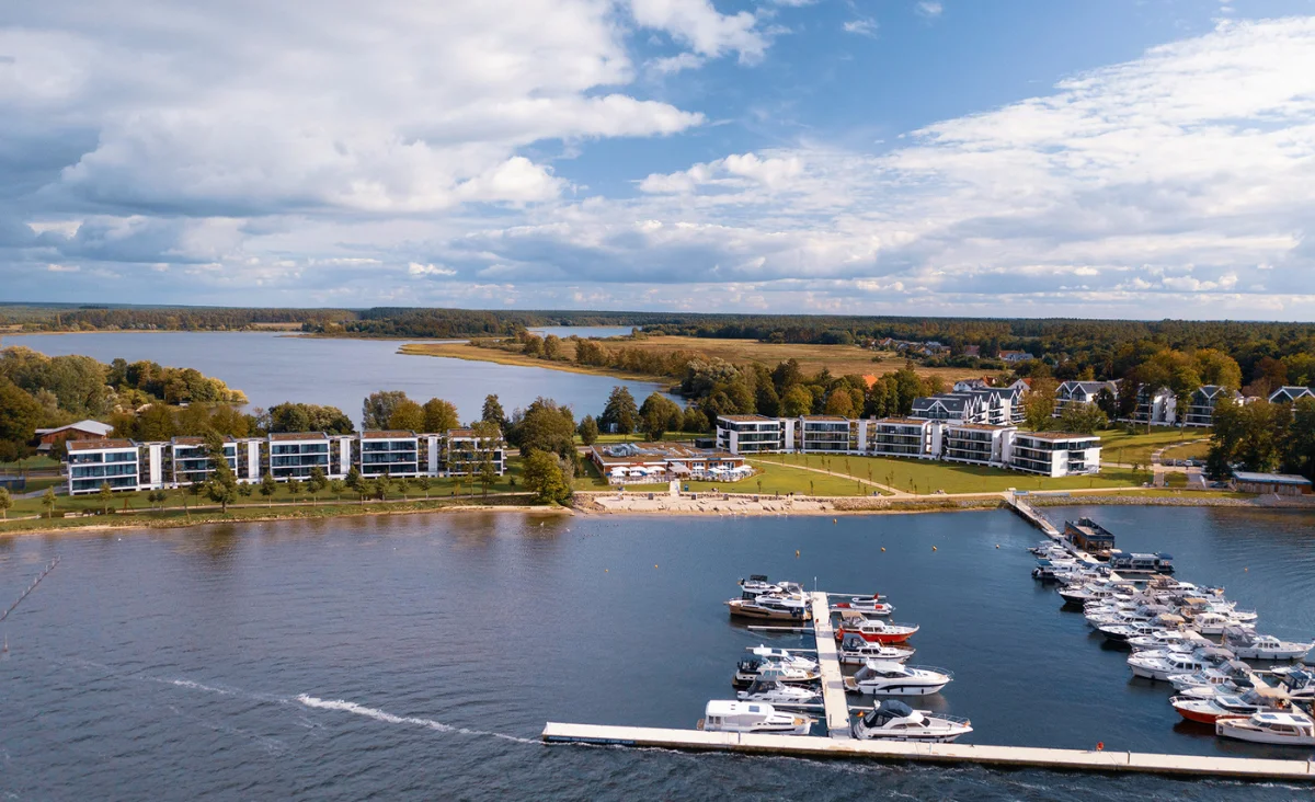 Marina mit mehreren Booten, die am Dock des 5 Sterne Resorts Müritz festgemacht sind.