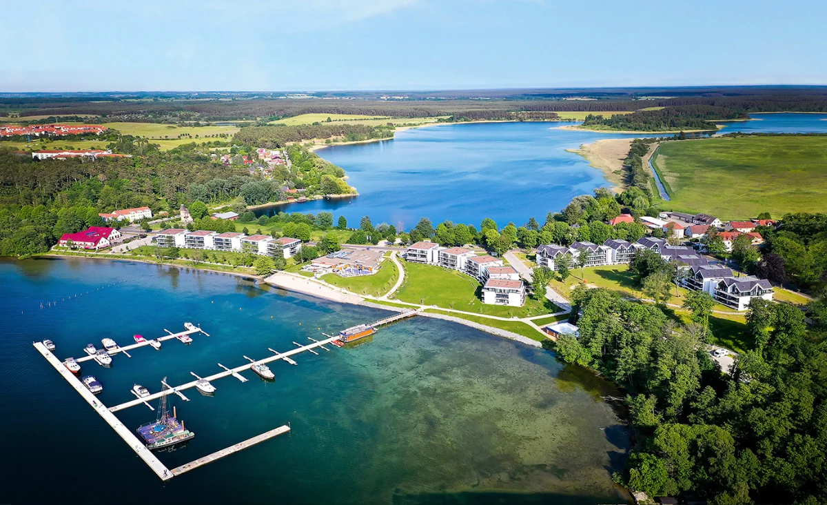 Fünf-Sterne-Resort Müritz am Wasser, umgeben von Bäumen, bietet eine idyllische und entspannende Atmosphäre.