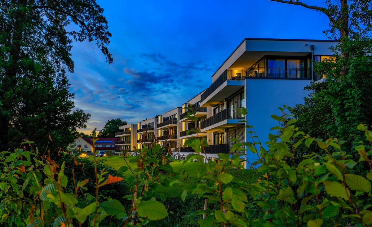 Fünf-Sterne-Resort Müritz, umgeben von üppigen Bäumen und Sträuchern, bietet eine ruhige, grüne Oase.