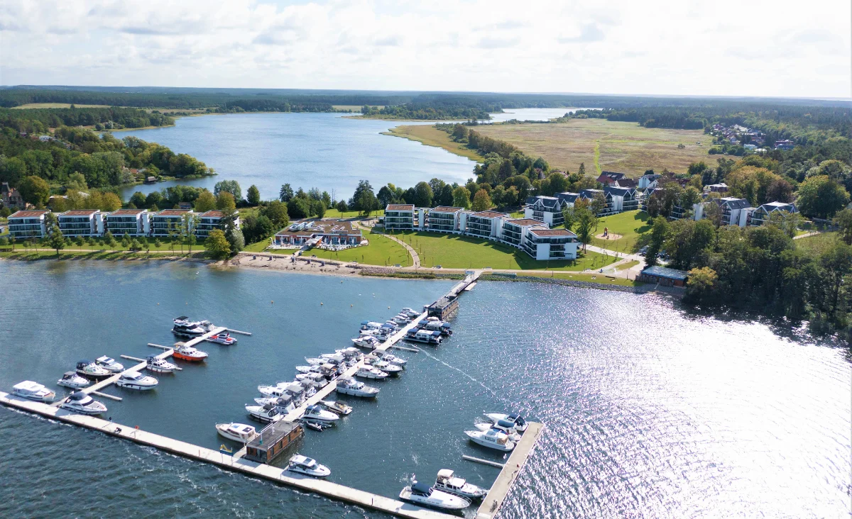 Ein großer Wasserbereich im 5 Sterne Resort Müritz, umgeben von Natur und ideal für Erholung und Freizeitaktivitäten.