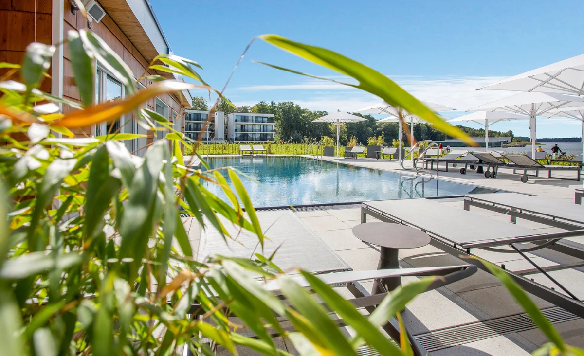 Ein klarer blauer Himmel über dem 5 Sterne Resort Müritz, ideal für entspannende Tage im Freien.