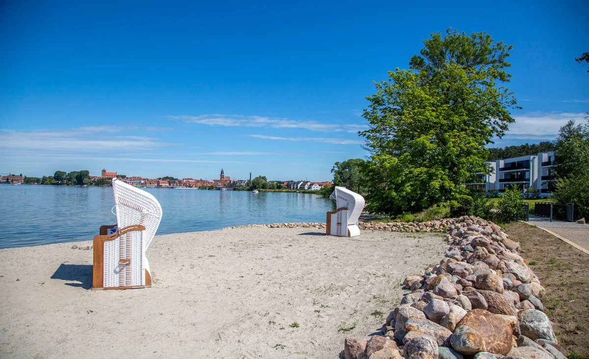Ein großer Wasserbereich im 5 Sterne Resort Müritz, umgeben von Natur und ideal für Erholung und Freizeitaktivitäten.