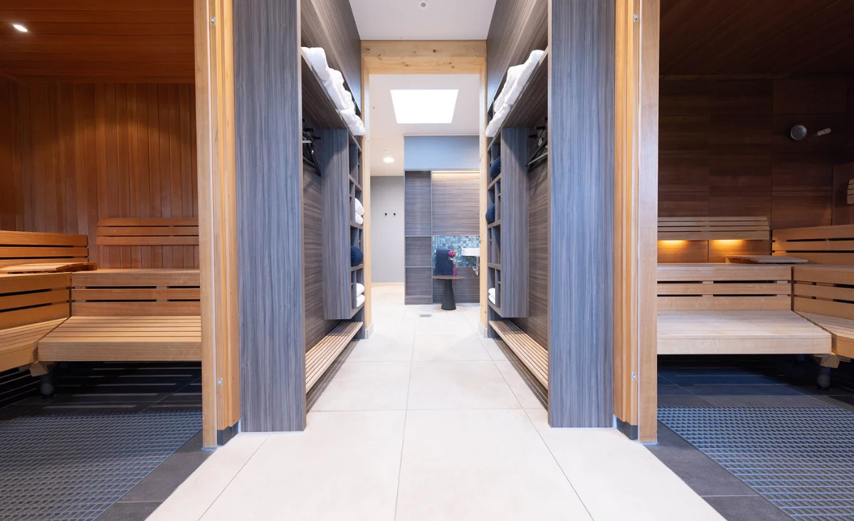 Sauna-Raum im 5 Sterne Resort Müritz mit Holzbank und Tür, ideal zum Entspannen und Erholen.