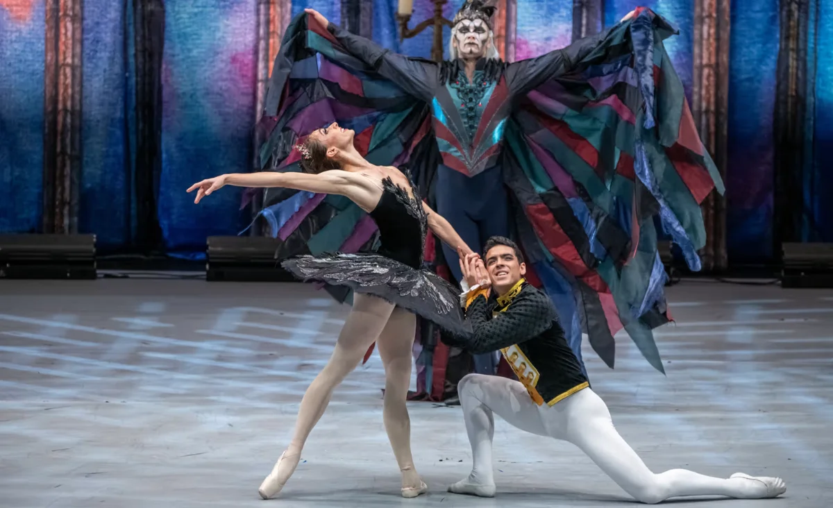 Aufführung von Schwanensee durch das Grand Classic Ballet, mit eleganten Tänzen und einer zauberhaften Kulisse.