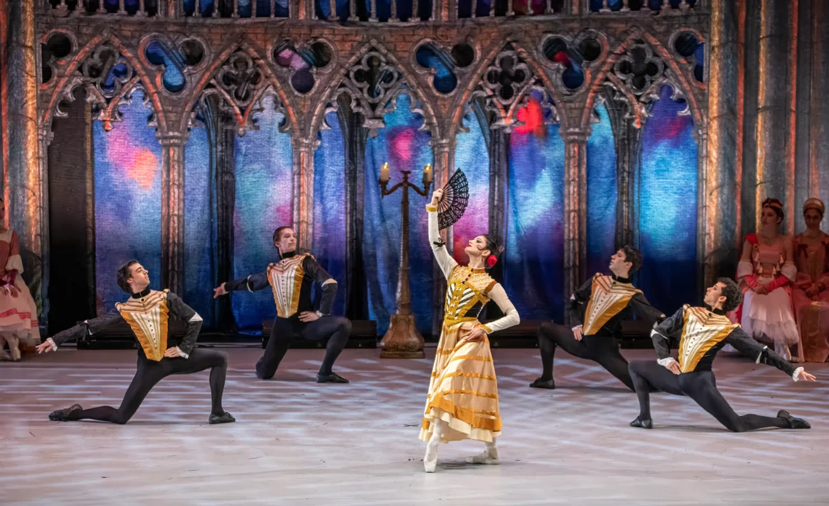 Grand Classic Ballett präsentiert den Schwanensee: Tänzer in prachtvollen Kostümen, die eine magische Geschichte erzählen.