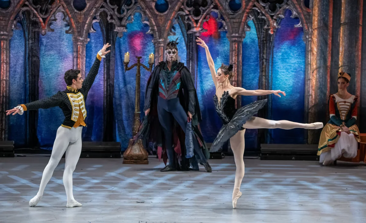 Szenenbild aus "Schwanensee" des Grand Classic Ballets, das die eleganten Tänzer zeigt.
