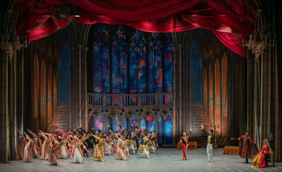 Grand Classic Ballett, Aufführung des Schwanensees, Tänzer in prachtvollen Kostümen, festliche Bühnenkulisse.