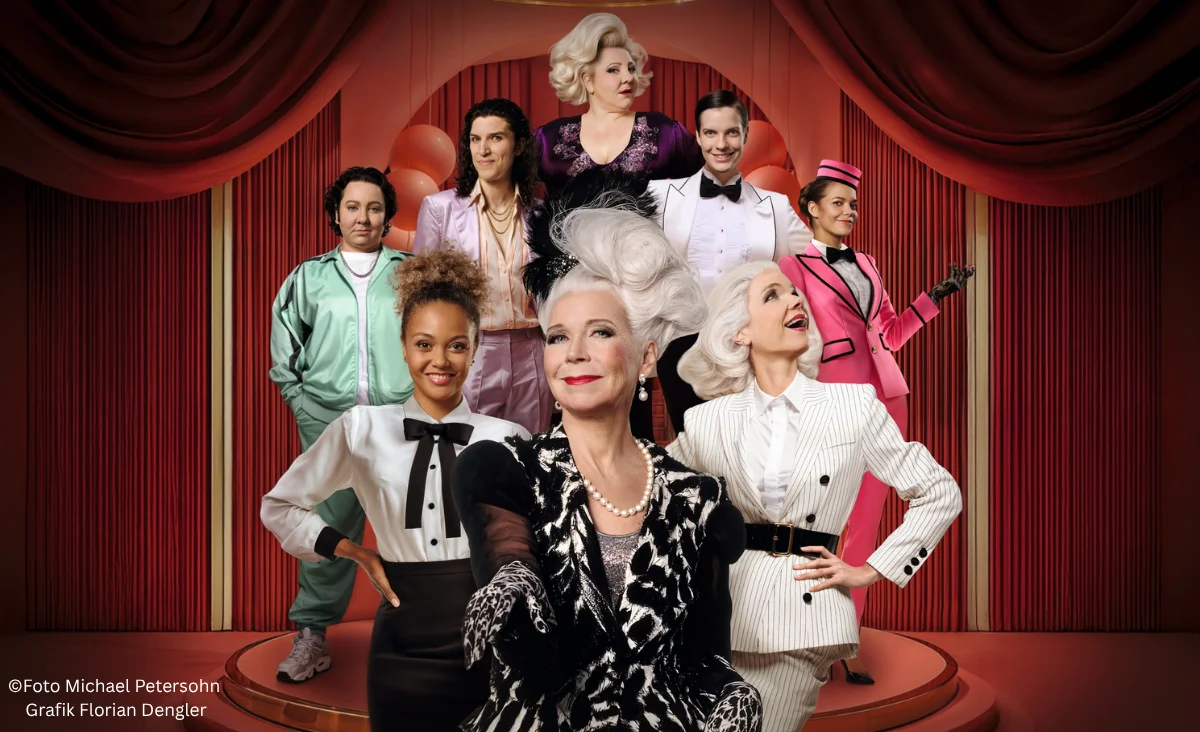 Die Besetzung von "Carmen darf nicht platzen" posiert lächelnd zusammen auf der Bühne der Komödie am Kurfürstendamm.