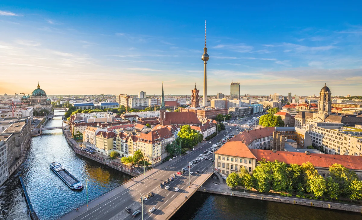 Sonnenuntergang über der Berliner Skyline mit dem Fernsehturm und der Spree, während einer Kreuzfahrt von Prag nach Berlin.