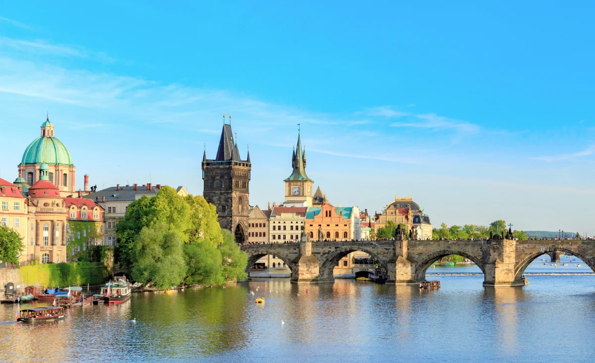 Die Stadt Prag, Tschechische Republik, mit Blick auf die historische Architektur und die Moldau während einer Kreuzfahrt nach Berlin.