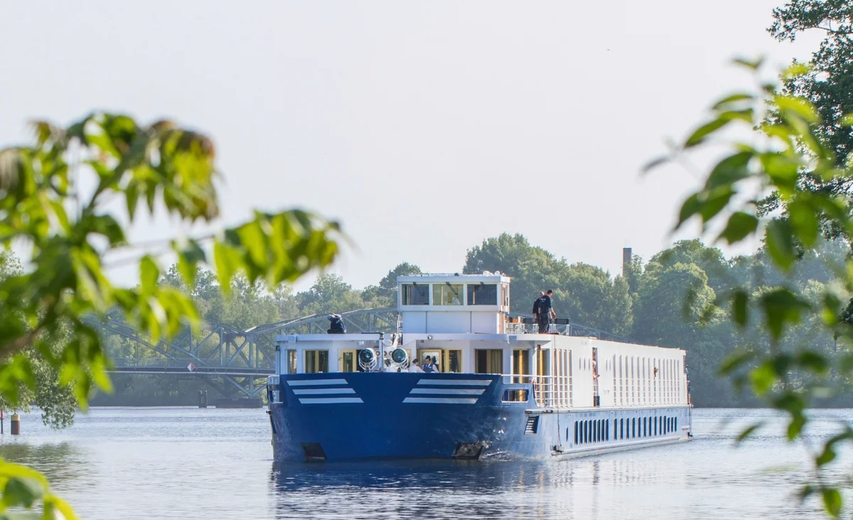 Ein Boot gleitet über das Wasser auf der Kreuzfahrt von Prag nach Berlin.