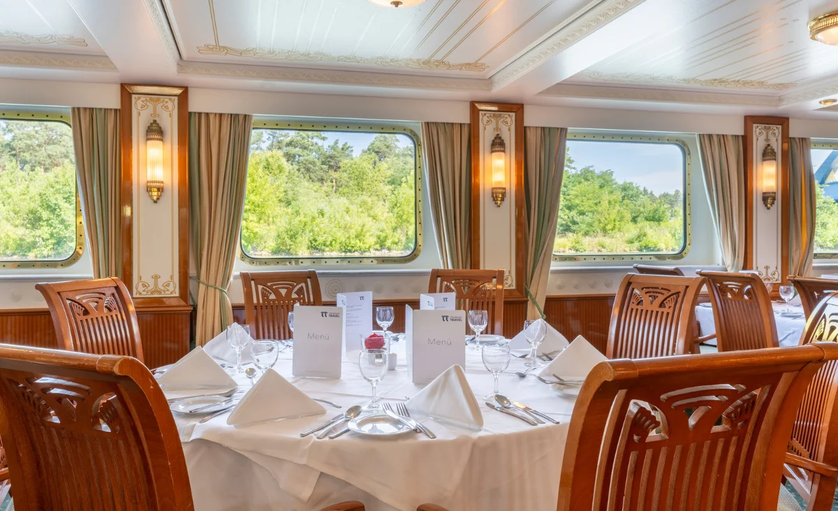 Gemütliches Esszimmer auf einem Kreuzfahrtschiff mit herrlichem Meerblick während der Reise von Prag nach Berlin.