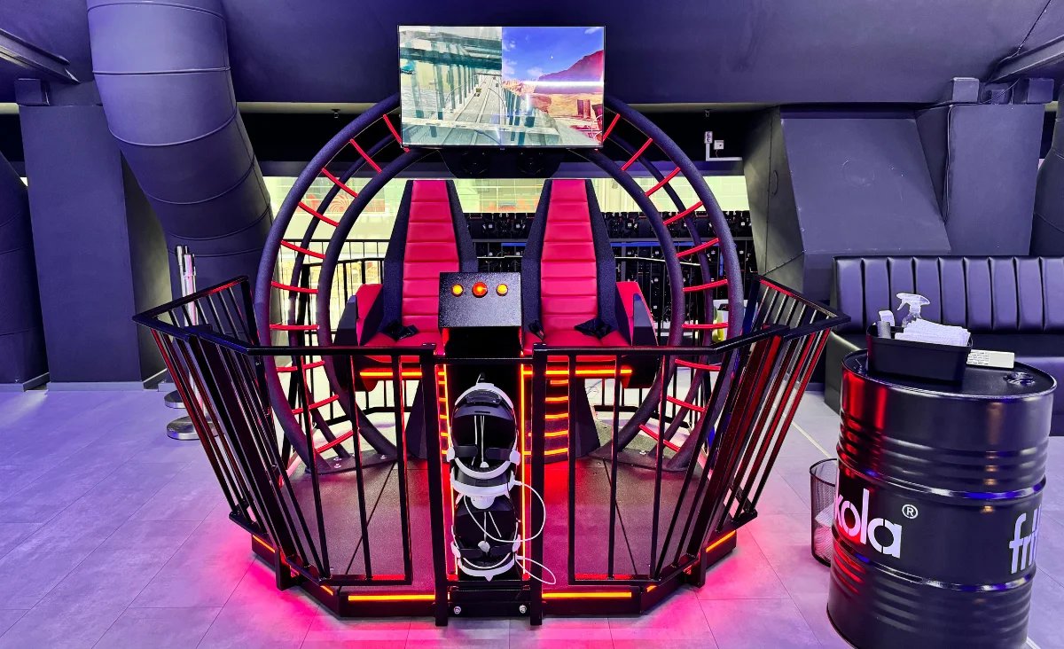 Attraktive rote und schwarze VR-Achterbahn im Varpoint Park, wo Abenteuer und Teamgeist in virtuellen Welten erlebt werden.