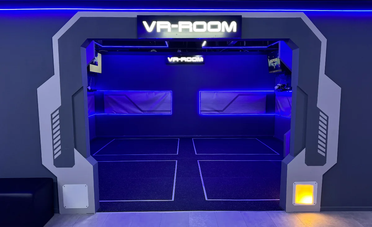 VR-Raum mit blauer Beleuchtung, der eine immersive virtuelle Realitätserfahrung im Varpoint Virtual Reality Park bietet.