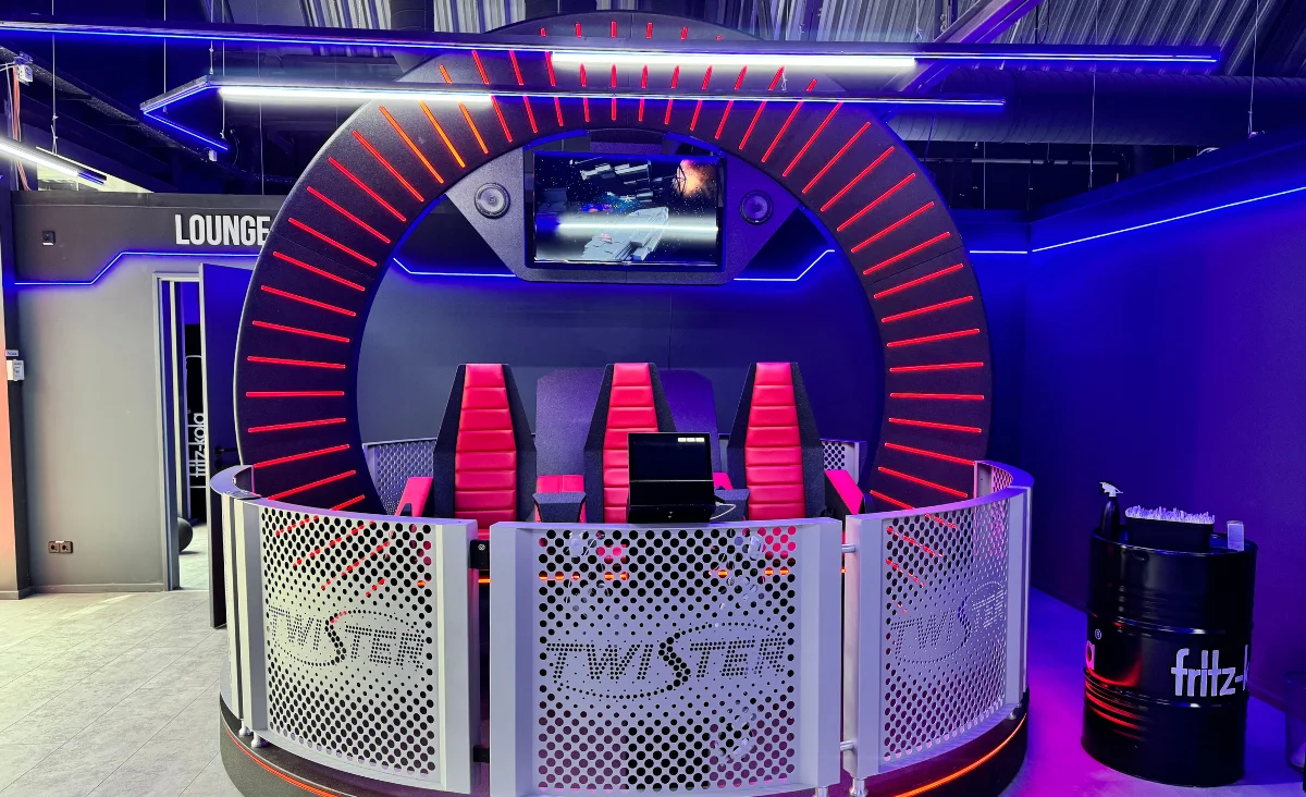 Neon-Schild in leuchtendem Rot und Blau, das den Varpoint Virtual Reality Park in einem Raum präsentiert.