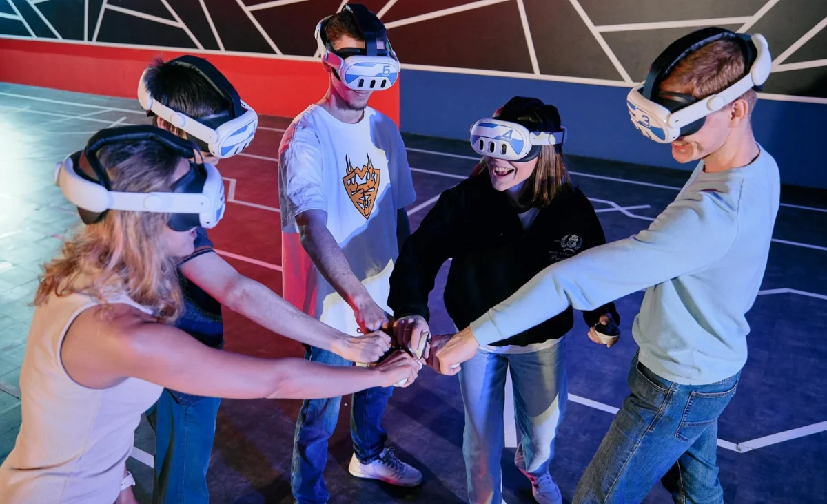Menschen in Virtual-Reality-Headsets erleben gemeinsam Abenteuer im Virtual-Reality-Park für 10 Personen.