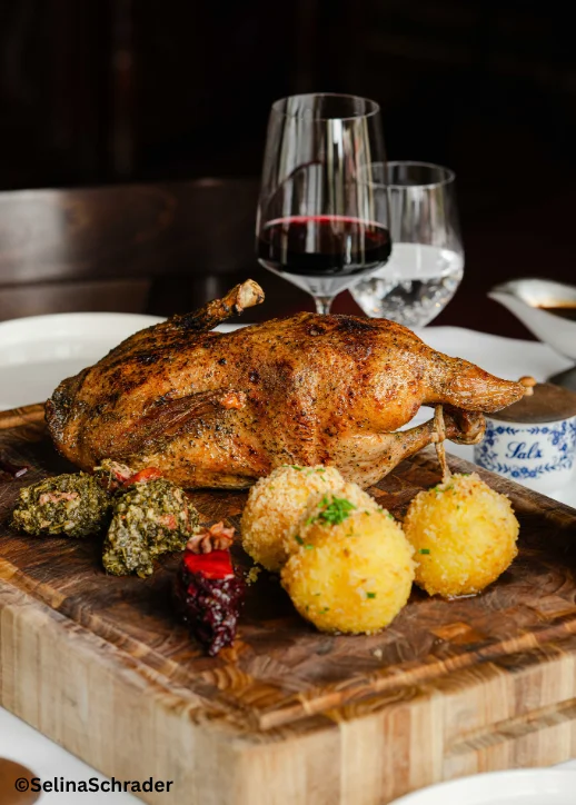 Ein gebratener Truthahn auf einem Holzschneidebrett, Teil des Angebots von Gans to go aus der Ganymed Brasserie.