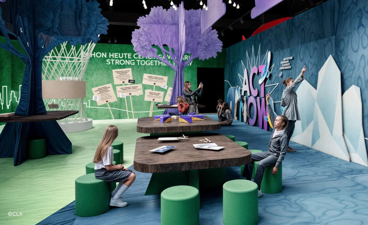 Einblick in das Kinder-Museum mit einem großen Baum und einem Tisch, Teil der "POLAR EXPERIENCE" Ausstellung in Berlin.