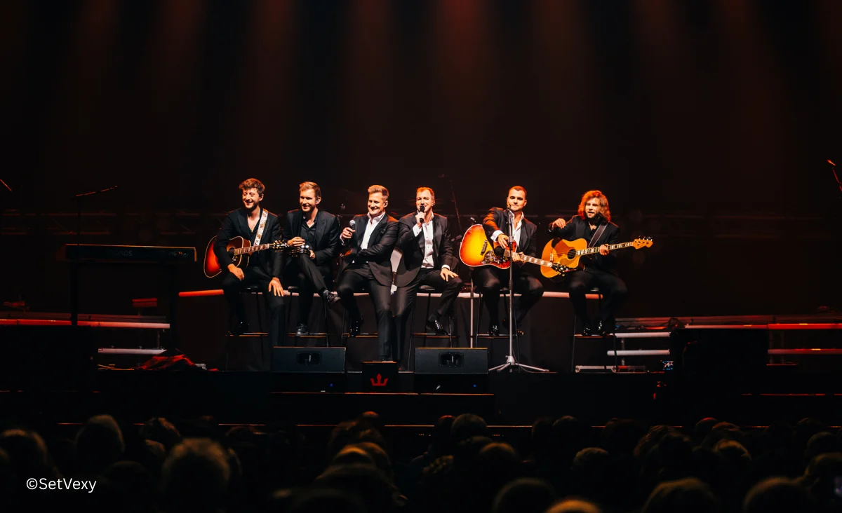 Eine Gruppe von Männern auf der Bühne während des Bee Gees Tribute-Konzerts im Tempodrom Berlin.