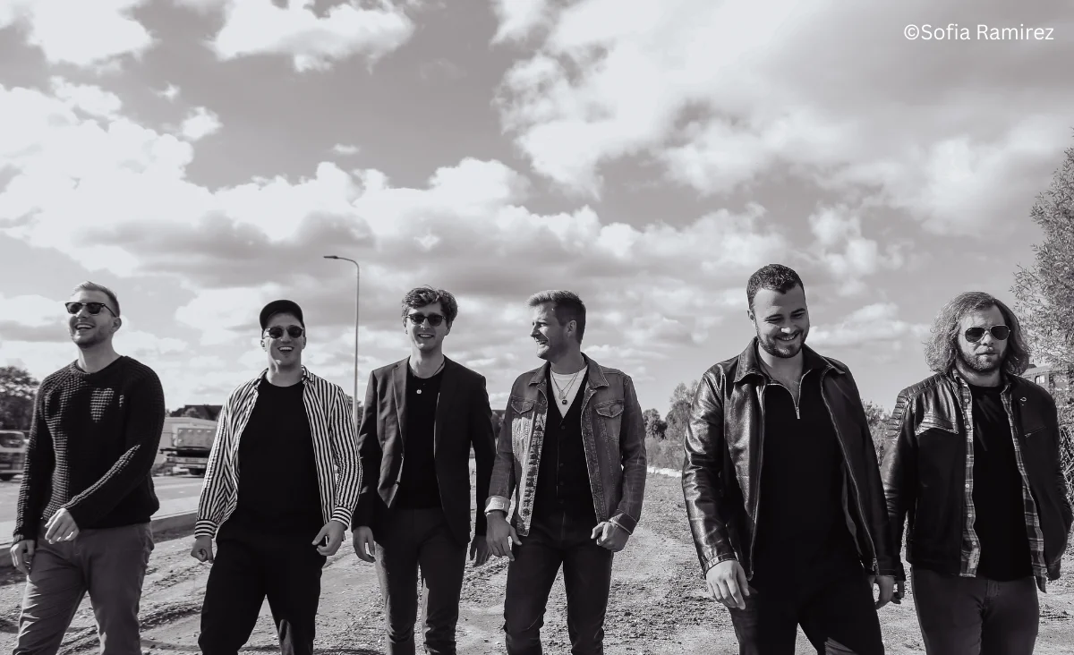 Eine Gruppe von Männern steht auf einem Schotterweg während des Bee Gees Konzerts im Tempodrom Berlin.