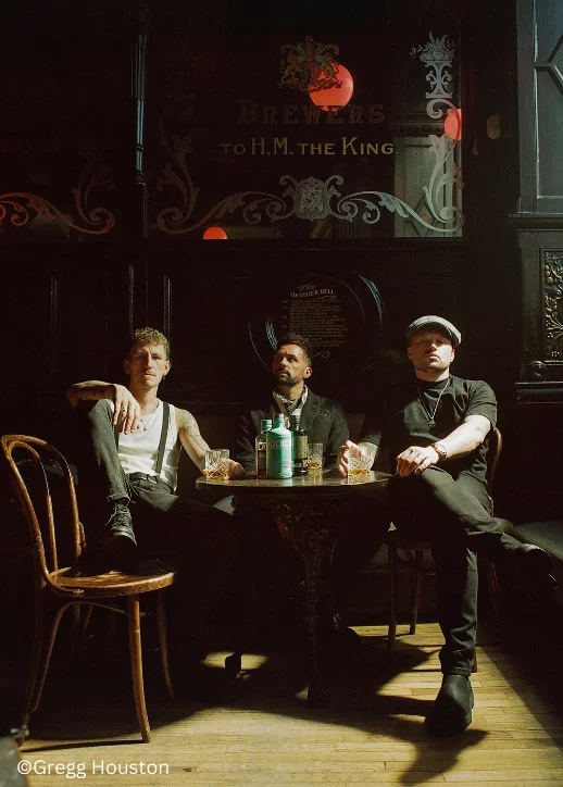 Nathan Evans und die SAINT PHNX Band in Berlin, posieren an einem Tisch.