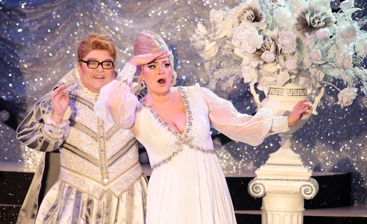 Zwei Personen in weißen Kostümen stehen auf der Bühne der Operette Frau Luna im Tipi am Kanzleramt Berlin.