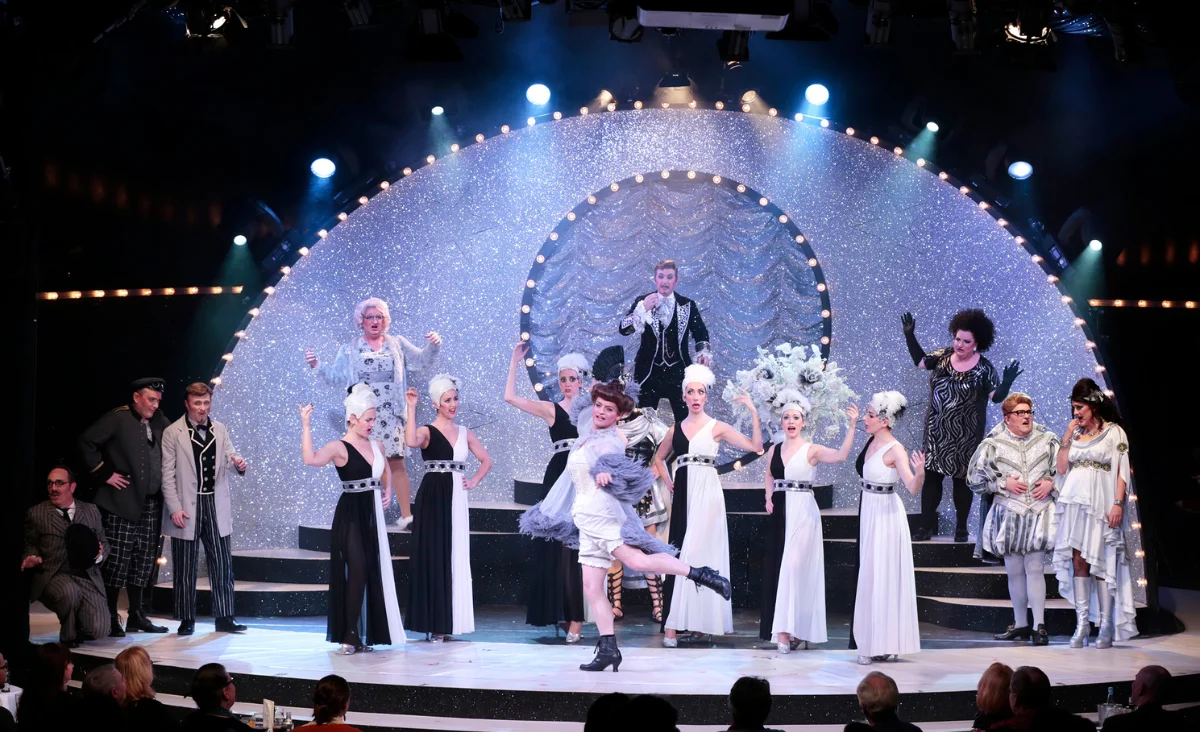 Die Besetzung der Operette "Frau Luna" steht auf der Bühne im Tipi am Kanzleramt in Berlin.