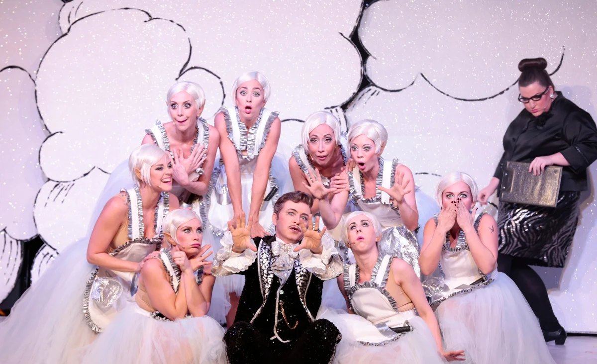 Kostümierte Personen lächeln und posieren für ein Gruppenfoto im Tipi am Kanzleramt in Berlin.