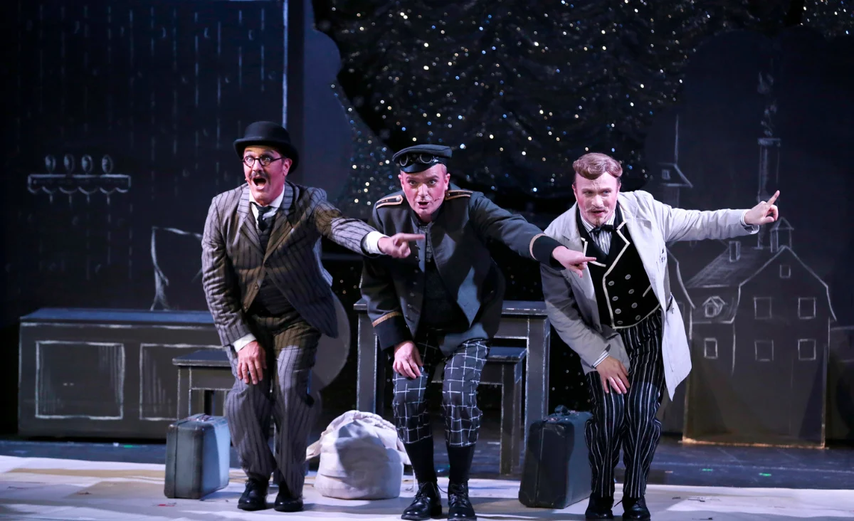 Drei Männer in Anzügen und Hüten stehen auf der Bühne der Operette Frau Luna im Tipi am Kanzleramt in Berlin.