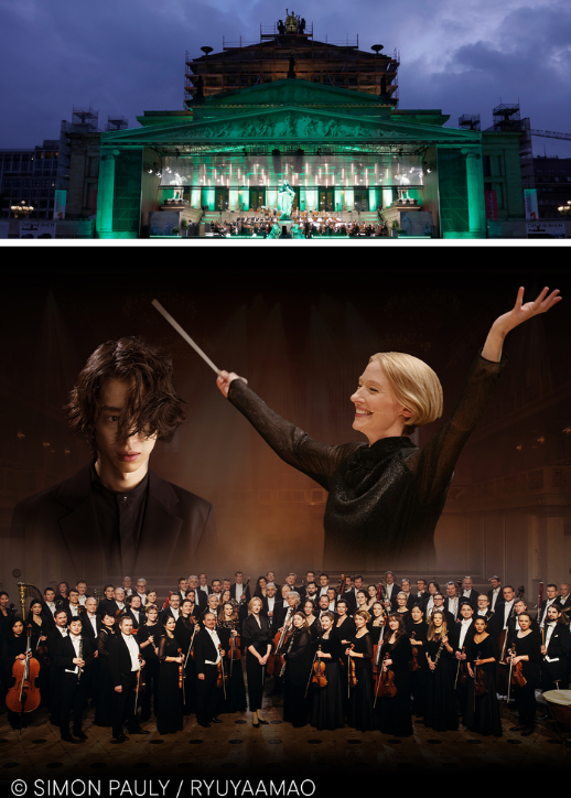 Dirigentin mit erhobenen Armen vor großem Orchester in Konzertsaal