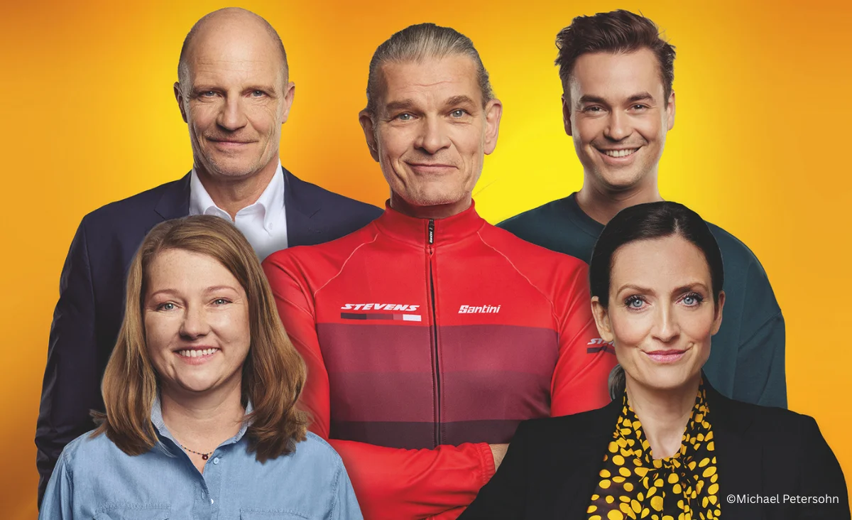 Die Besetzung der neuen Staffel der Komödie "Es ist nur eine Phase" zeigt sich lächelnd in einem Gruppenbild.