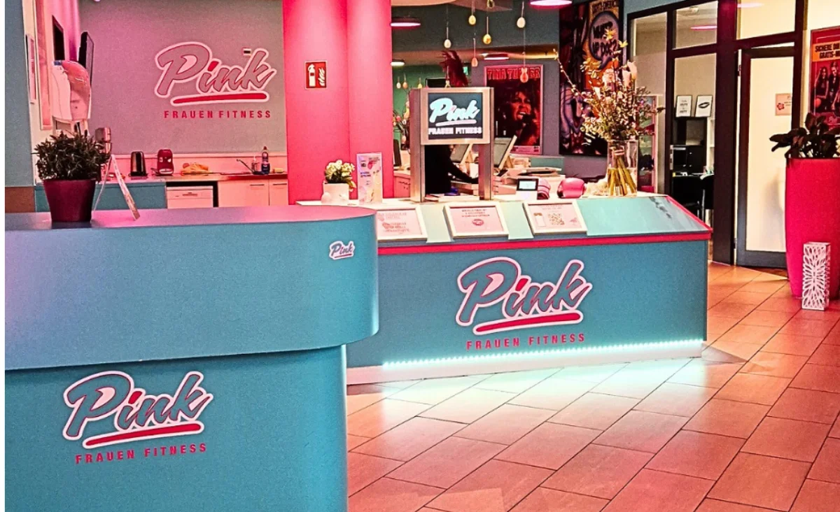 Empfangstresen in den Farben Pink und Blau vom Frauenfitness Studio Pink.