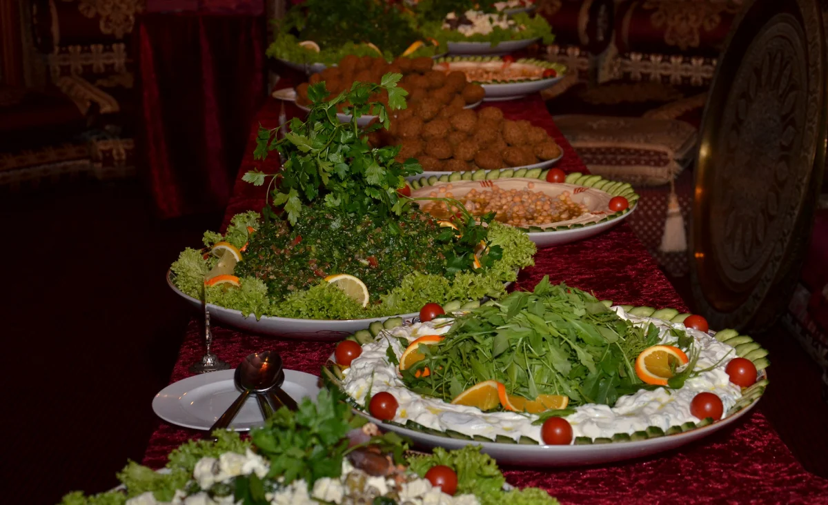 Ein Tisch mit vielen Tellern voller verschiedener Speisen.