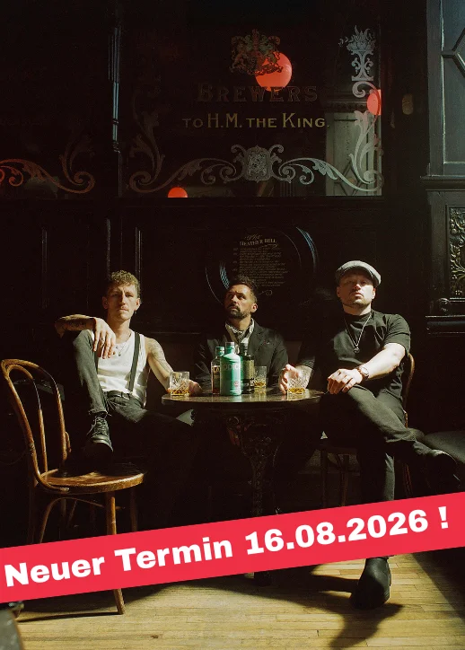 Nathan Evans und die SAINT PHNX Band in Berlin, posieren an einem Tisch.