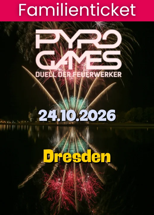 Feuerwerk über einer beleuchteten Holzachterbahn bei Nacht mit dunklem Himmel und Rauch