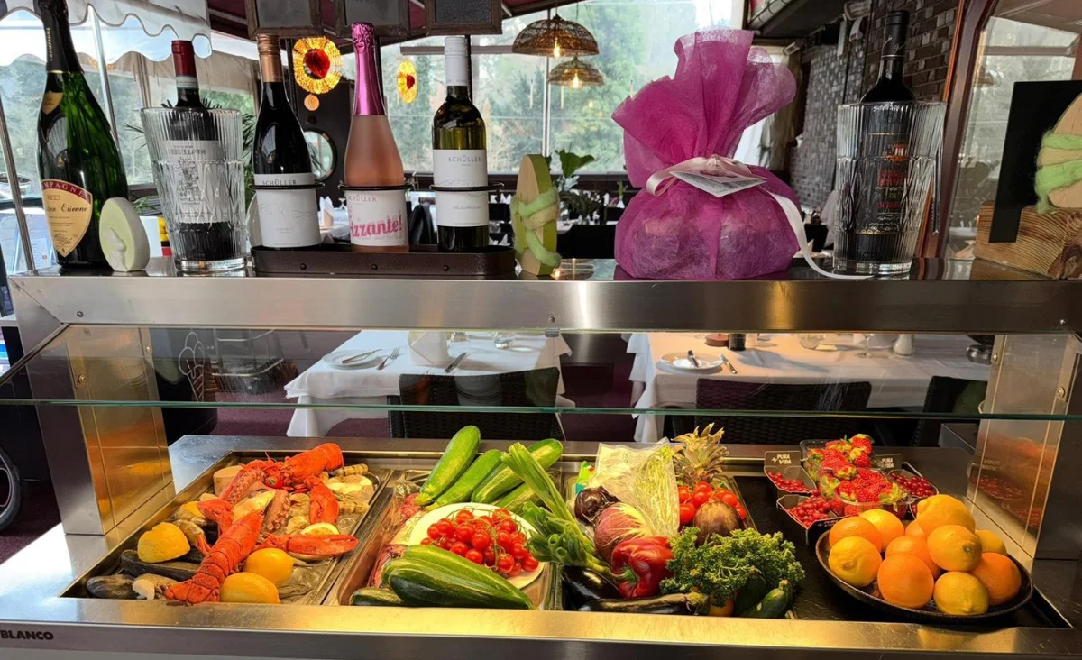 Theke mit frischem Gemüse und Obst im Restaurant Machiavelli am Roseneck