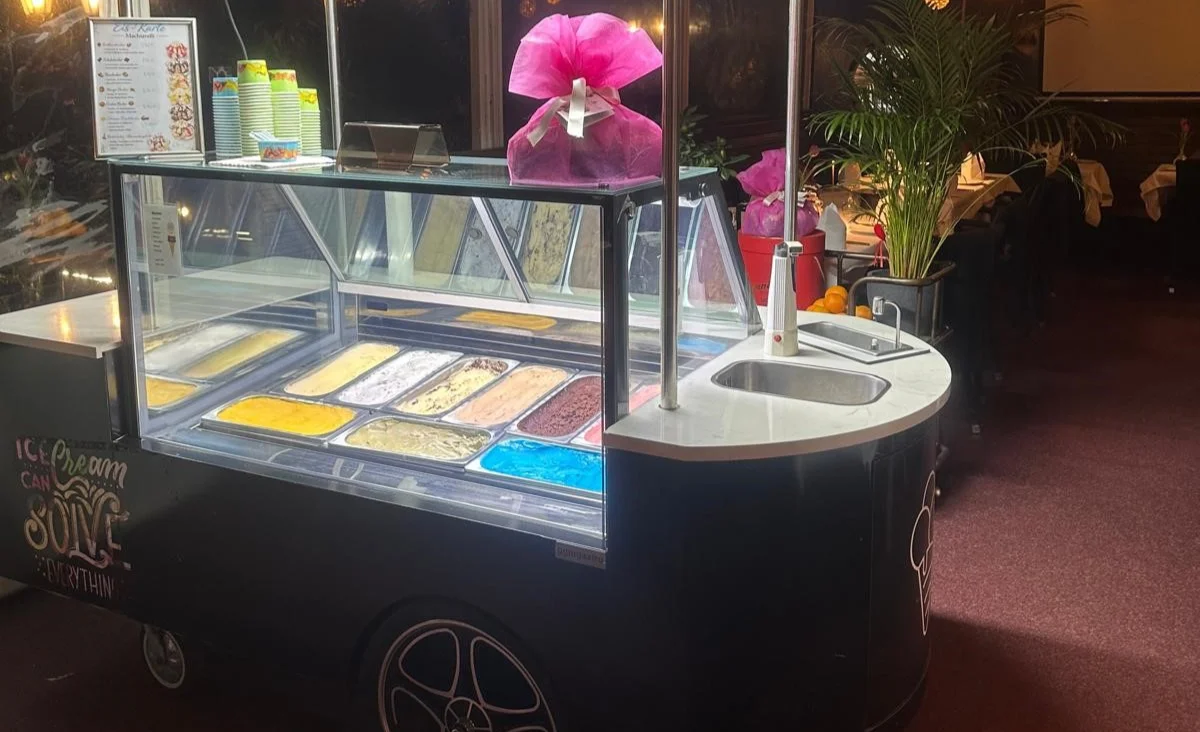 Eiswagen mit mehreren Eissorten in einer beleuchteten Vitrine im Restaurant Machiavelli am Roseneck