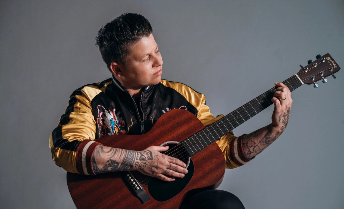 Kerstin Ott spielt akustische Gitarre bei der Veranstaltung 'SCHLAGERNACHT'26 mit Kerstin Ott.