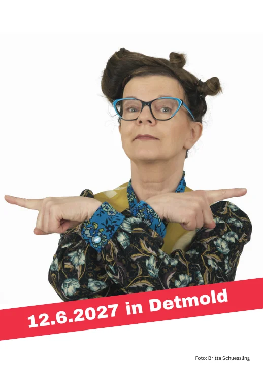 Eine Frau - Frieda Braun -mit hochgestecktem Haar und gemustertem Oberteil