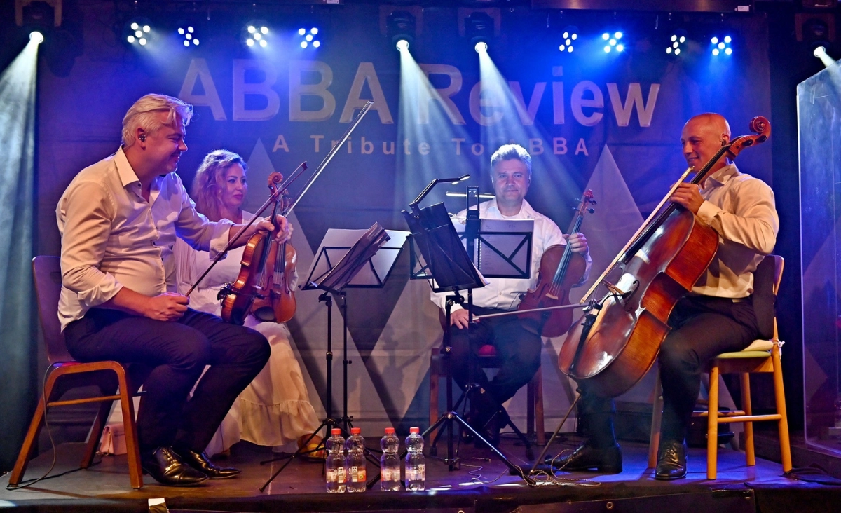 Eine Gruppe von Musikern spielt auf der Bühne während der Abba-Show "WATERLOO THE ABBA SHOW 4 Swedes".