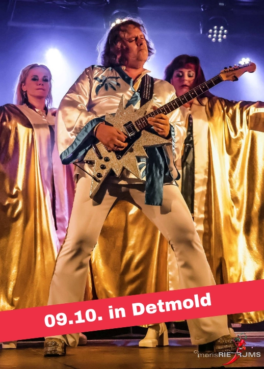 Die Band spielt auf der Bühne und präsentiert "WATERLOO THE ABBA SHOW 4 Swedes".
