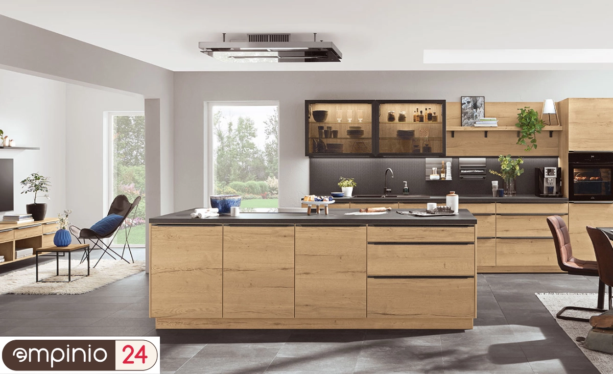 Helle Küche mit einem einladenden Esstisch und Stühlen, perfekt für Familienessen aus dem Küchenstudio Detmold.