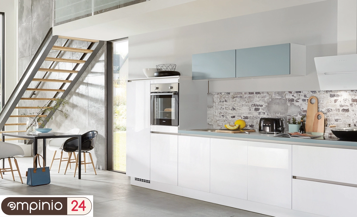 Gemütliche Küche in Weiß und Blau, die Funktionalität und Stil vereint aus dem Küchenstudio Detmold.