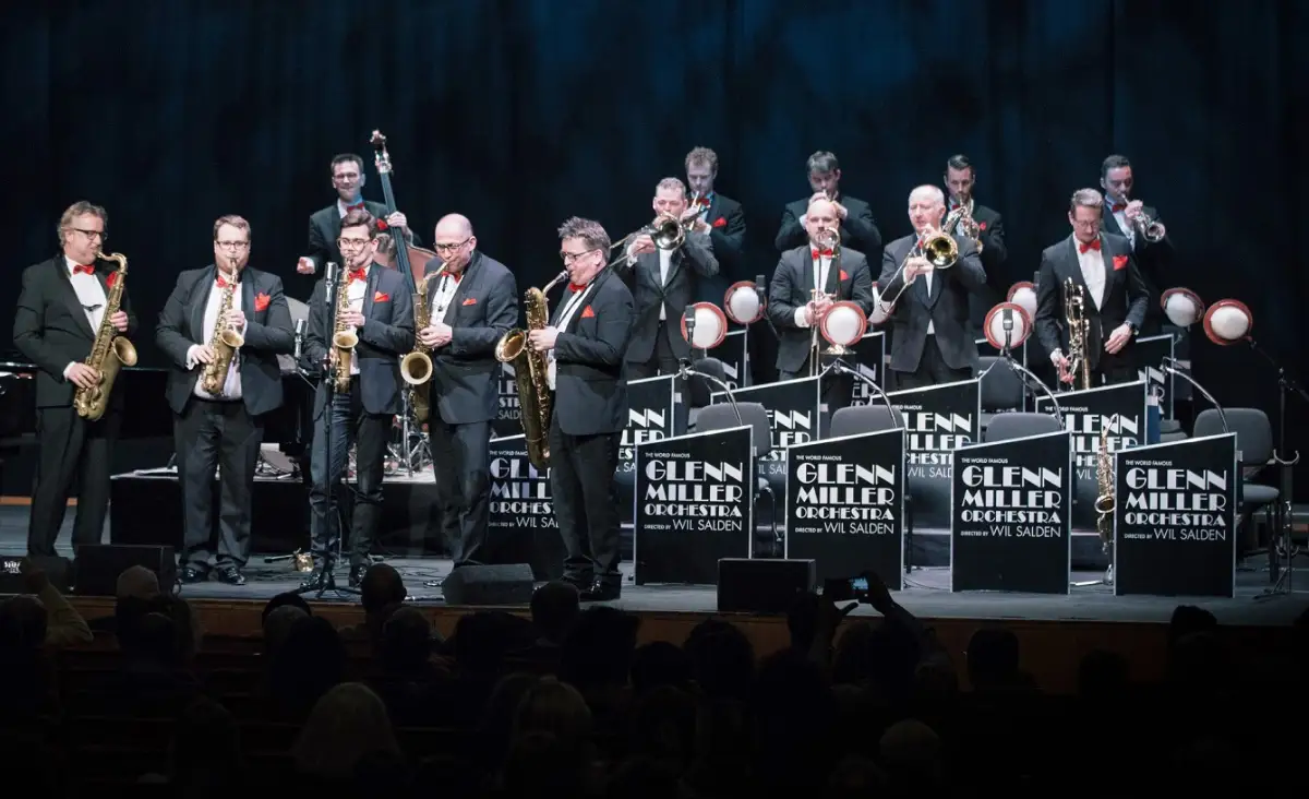 Glenn Miller Orchestra Big Band mit Saxophonen und Bläsern bei einem Live-Konzert