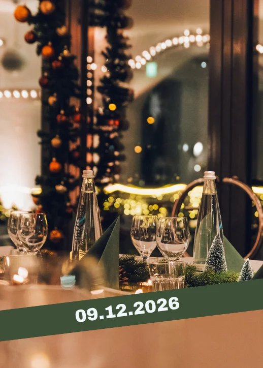 Festlich gedeckter Tisch mit dem Datum 09.12.2026 beim All Inclusive Weihnachtsmarkt Schöneweide